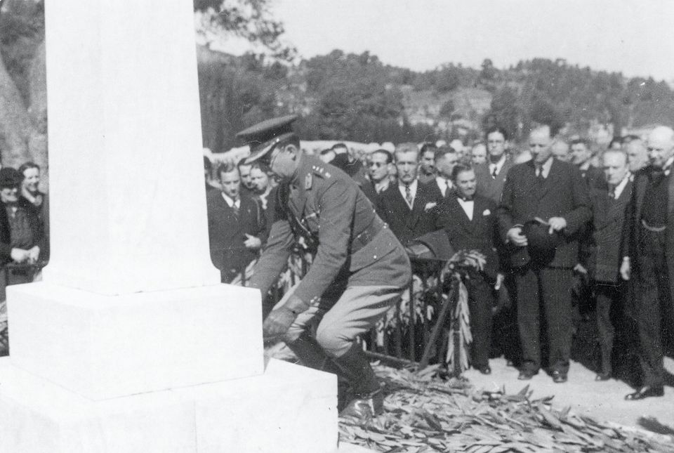 Cerimônia de transferência do coração do Barão Pierre de Coubertin, Olímpia, 1938 – O Príncipe Herdeiro Paulo da Grécia coloca a urna com o coração de Coubertin no fundo da estela dedicada ao Barão.