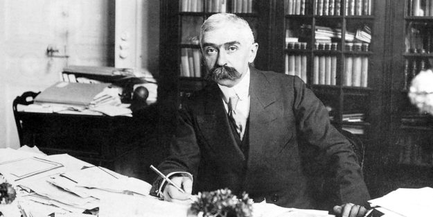 Pierre de Coubertin no seu escritório em frente a alguns de seus escritos. Pierre de Coubertin no seu escritório em frente a alguns de seus escritos.